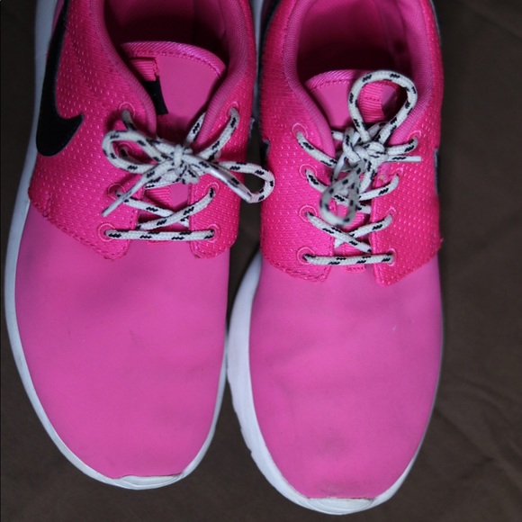 Pink Nike Rosherun Size 4 - Picture 2 of 5